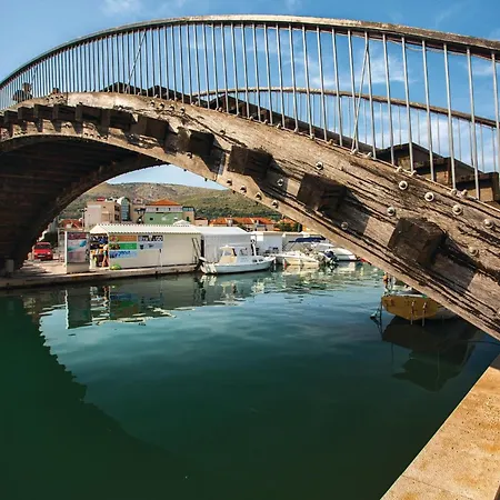 Two-bedroom In Lägenhet Trogir